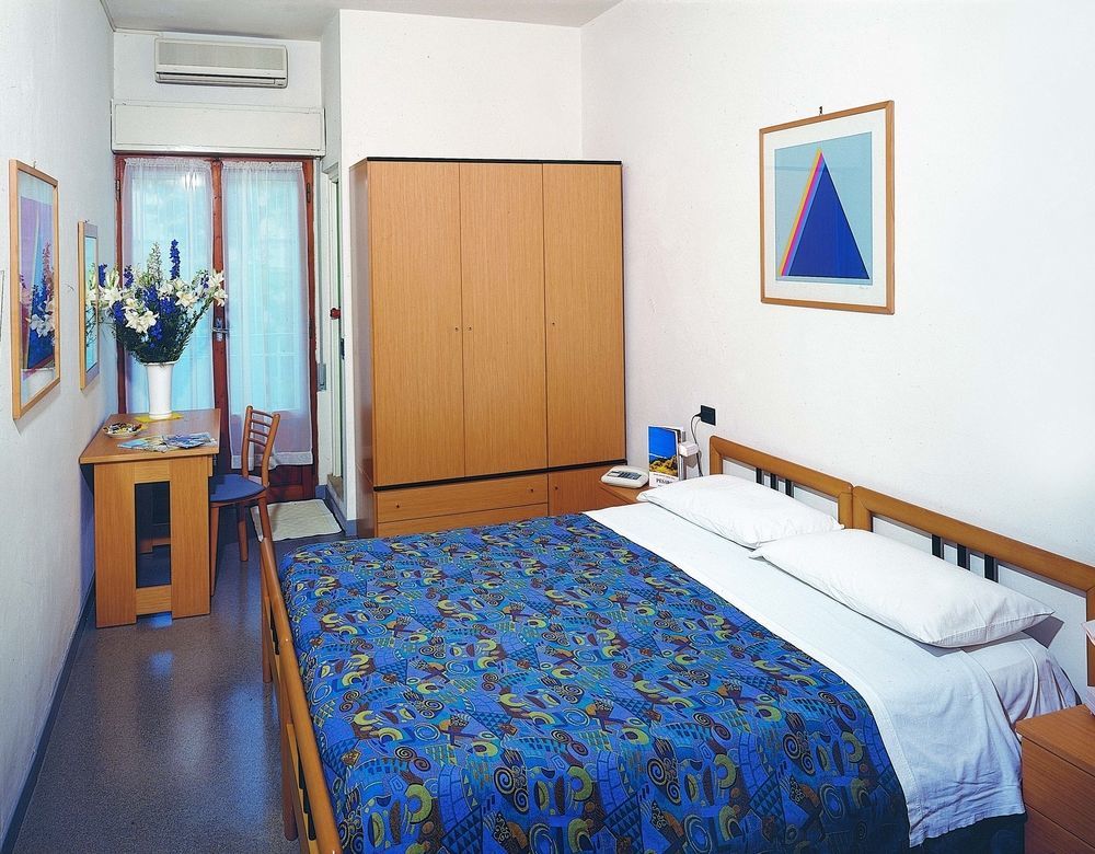 Hotel Capitol Пезаро Экстерьер фото