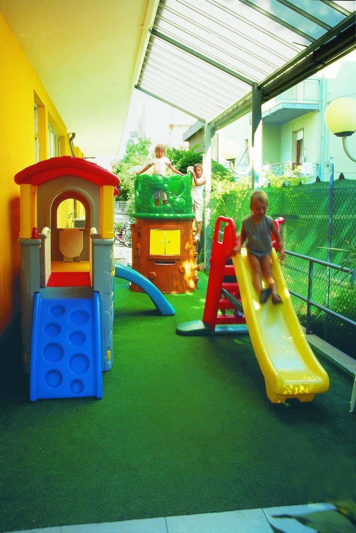Hotel Capitol Пезаро Экстерьер фото